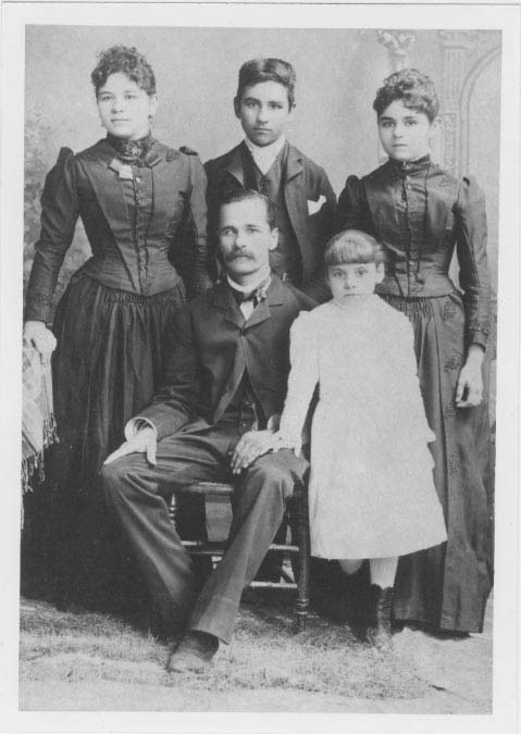 File:Eloy Alfaro y su familia 02.jpg - Wikimedia Commons