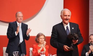 King Juan Carlos of Spain (L) and Queen Sofia applaud Mexican writer Carlos Fuentes (R) during the &quot;Don Quijote de La Mancha International Award&quot; ceremony in Toledo, on October 13, 2008. Spain&#039;s King Juan Carlos awarded Brazilian President Luiz Inacio Lula da Silva and Mexican writer Carlos Fuentes a newly created award for their efforts to promote Spanish language and culture. From Getty Images by AFP/Getty Images.