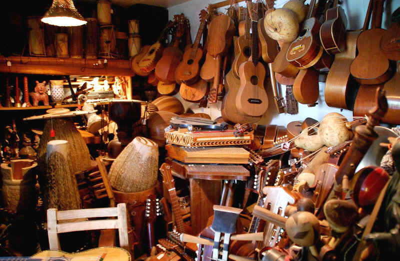 Jaranas, psalteries and other instruments in Guillermo Contreras' apartment.