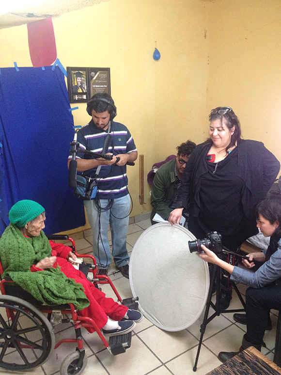 Bustamante and film crew, with Leandra Becerra Lumbreras and family. | Photo: Moises Medina.